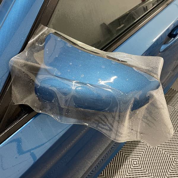 ilm de protection PPPF positionné sur le rétroviseur de la BMW M550 G31 avant application à Fleurieu-sur-Saône