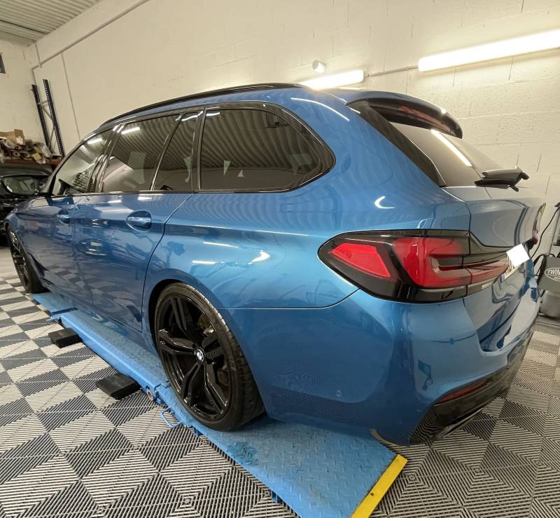 Pare-chocs arrière BMW M550 G31 protégé par film PPF transparent auto-cicatrisant à Lyon