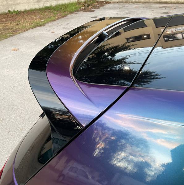 Détail du film covering caméléon posé sur une Volkswagen Golf 8 GTI Clubsport par un spécialiste du covering automobile dans le Rhône.