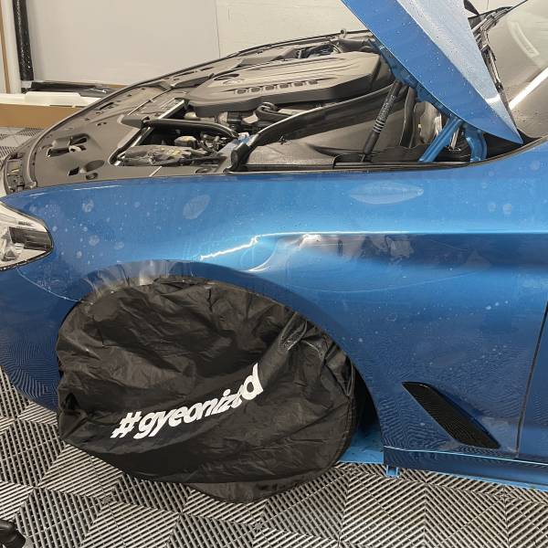 Film PPF positionné sur l'aile avant de la BMW M550 G31 avant marouflage complet