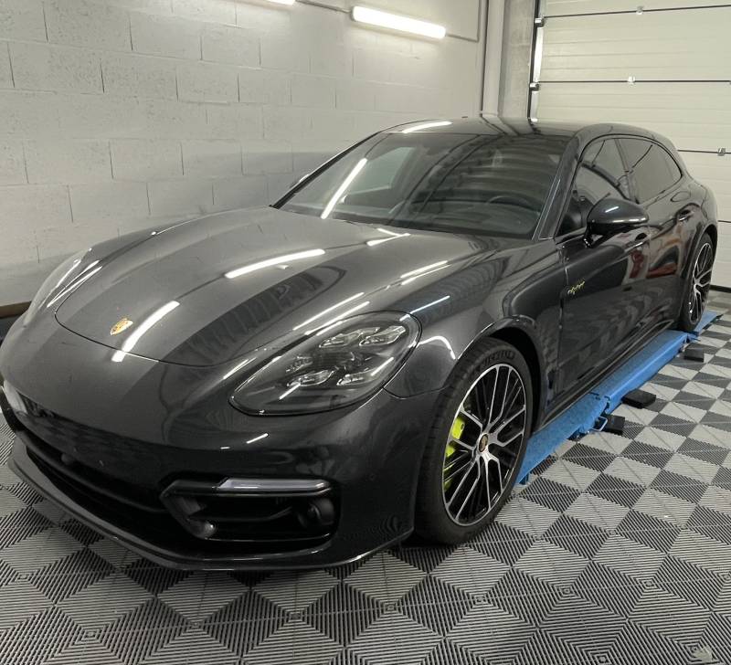 Pose d’un film PPF intégral sur Porsche Panamera Turismo à Lyon chez AM Covering & Detailing