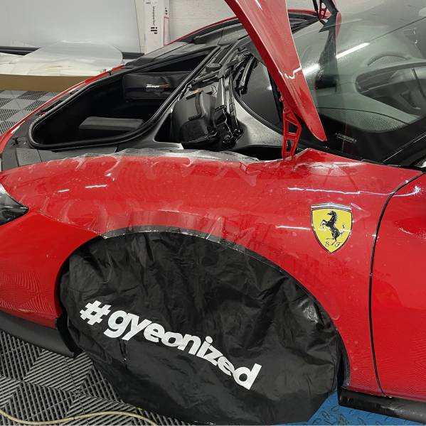 Pose de film de protection PPF sur aile avant Ferrari 296 GTS à Lyon – protection carrosserie premium