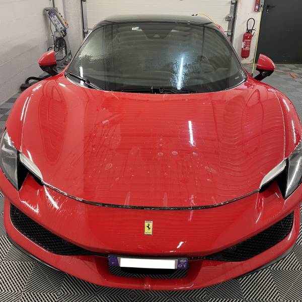 Pose de PPF sur capot Ferrari 296 GTS à Lyon – film protection invisible haute résistance
