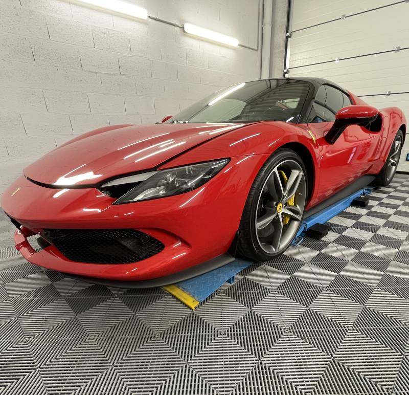 Pose complète de PPF sur la face avant de Ferrari 296 GTS à Lyon – film de protection carrosserie premium