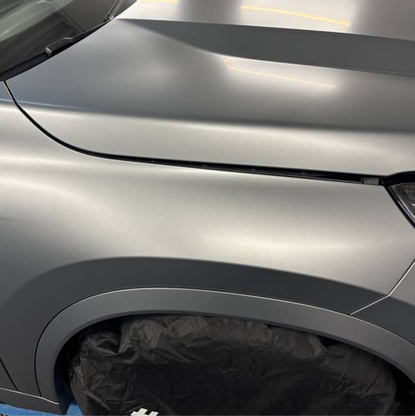 Protection PPF mat sur BMW iX1 gris mat à Fleurieu-sur-Saône (Lyon)