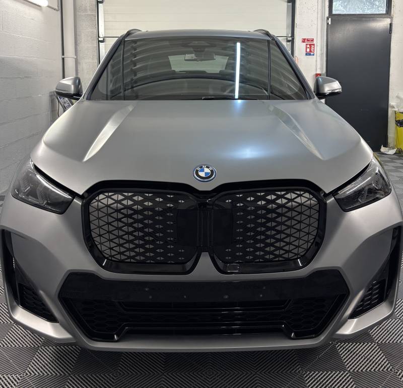 Protection PPF mat sur BMW iX1 gris mat à Fleurieu-sur-Saône (Lyon)
