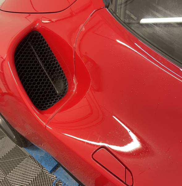 Pose de PPF sur les portières de Ferrari 296 GTS à Lyon – film de protection carrosserie haute qualité