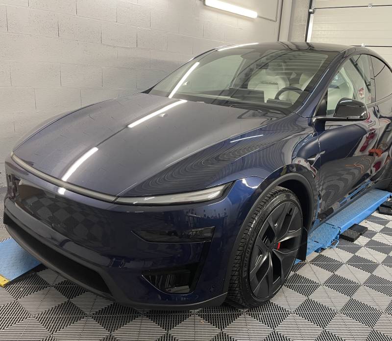 Protection PPF face avant Tesla Model Y Juniper Performance réalisée par AM Covering & Detailing à Fleurieu-sur-Saône