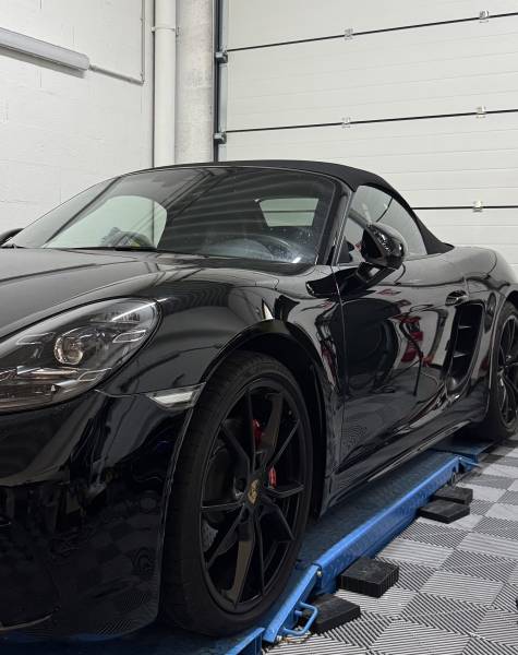 Résultat polissage carrosserie Porsche noire