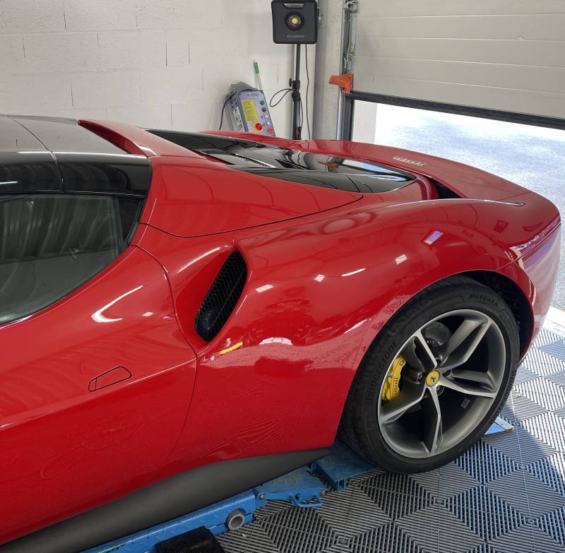 Application de traitement céramique sur carrosserie Ferrari 296 GTS à Lyon – protection vernis haut de gamme