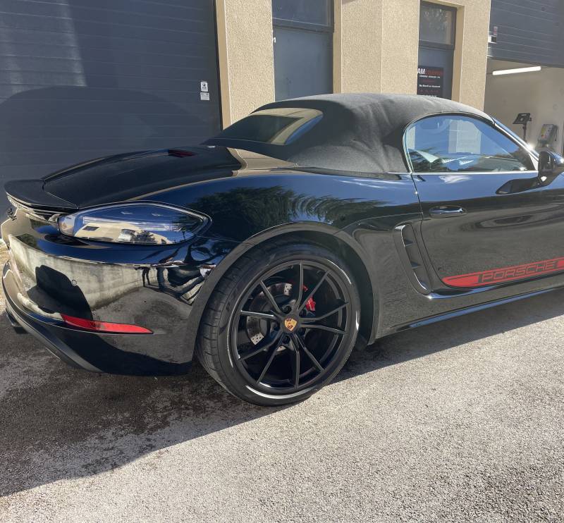 Traitement céramique Porsche noir résultat brillant 