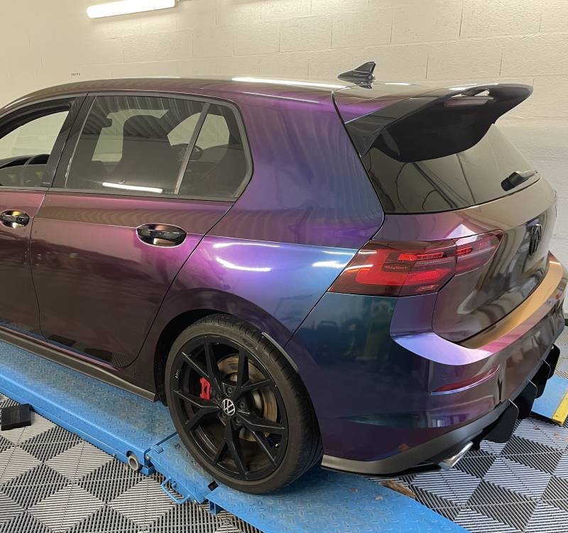 Covering voiture caméléon sur Volkswagen Golf 8 GTI Clubsport, expertise en personnalisation et protection carrosserie dans le Rhône.